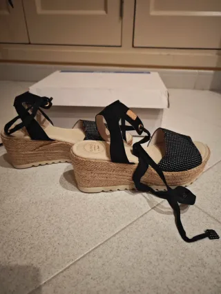 Sandalias cuña Es Castell beige y negro