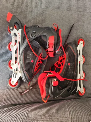 Patines en línea negros y rojos marca mistral
