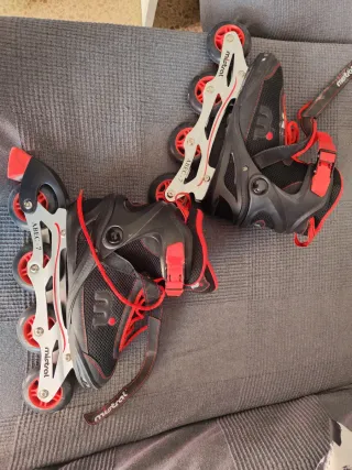 Patines en línea negros y rojos marca mistral