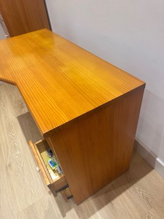 Escritorio de madera de pino con dos cajones
