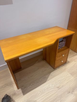 Escritorio de madera de pino con dos cajones