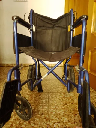 Silla de ruedas azul plegable nueva precio 55 he