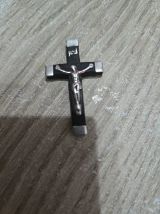 Cruz de plata y negra
