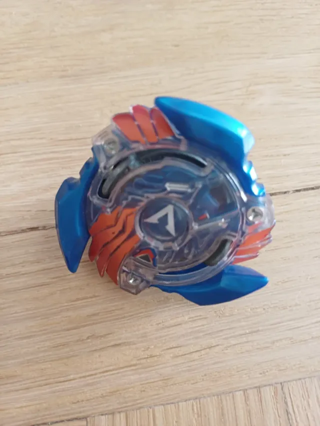Beyblade Burst 2 peonzas: Valtryek V2 y Unicrest..
