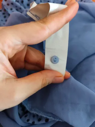 Camisa azul con motas negros