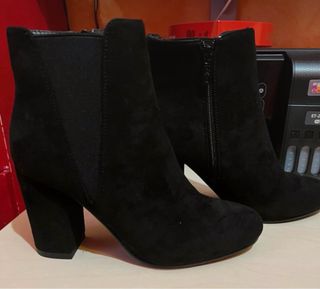 Stivaletti neri scamosciati con tacco