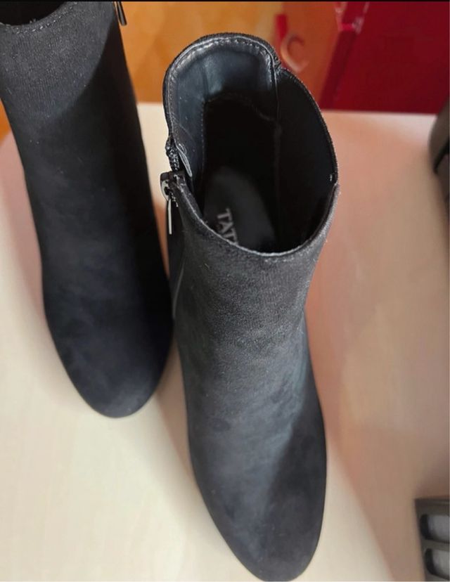 Stivaletti neri scamosciati con tacco