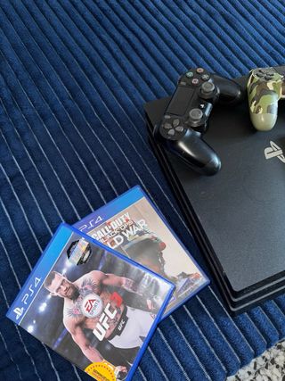 Consola PS4 + 4 Juegos + 2 Mandos