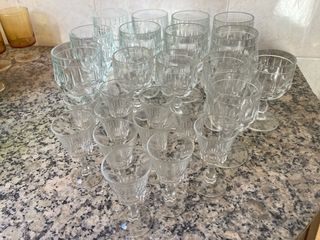 Juego de copas de vidrio antiguas