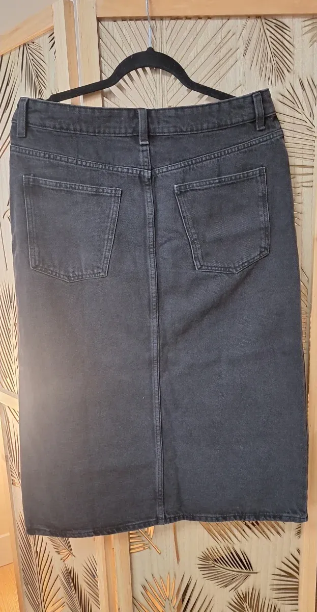 Falda vaquera negra midi con abertura