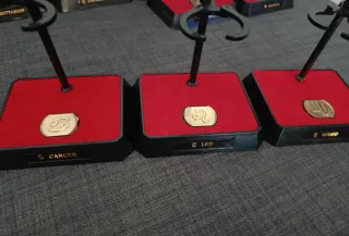 Stsnds personalizados Caballeros de Oro