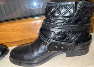 Stivaletti ecopelle neri con borchie