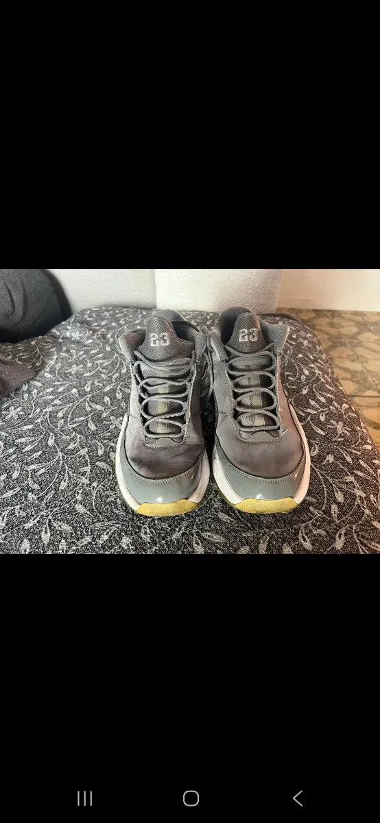 Sneakers Jordan grigie e dorate