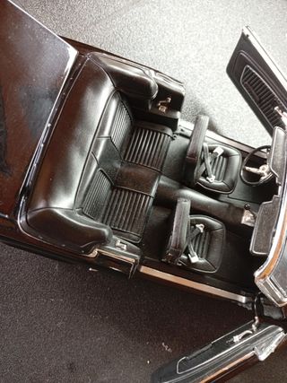 Ford Mustang Cabrio 1/18 Welly