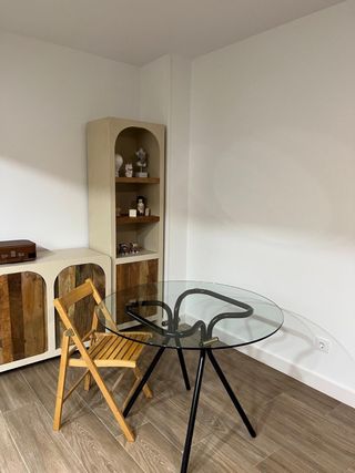 Tavolo rotondo in vetro e metallo nero