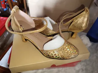 Zapatos de baile dorados con lentejuelas