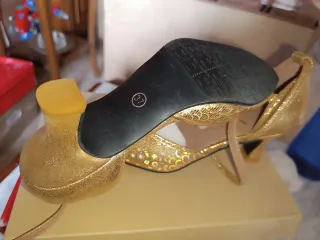 Zapatos de baile dorados con lentejuelas