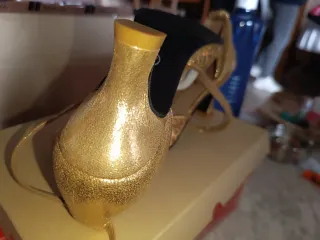 Zapatos de baile dorados con lentejuelas