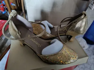 Zapatos de baile dorados con lentejuelas
