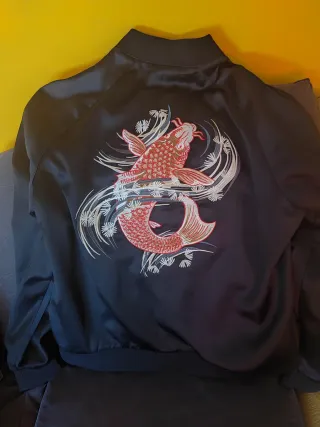 Béisbolera H&M Negra con Bordado de Pez Koi