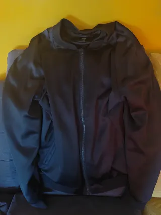 Béisbolera H&M Negra con Bordado de Pez Koi