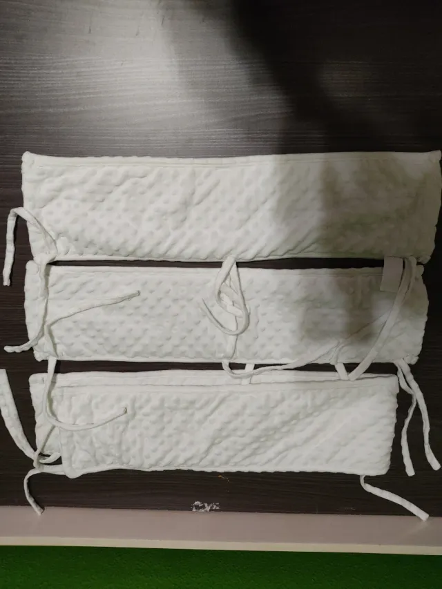 Protector de cuna blanco acolchado