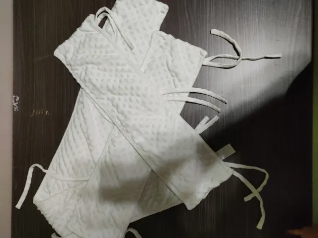 Protector de cuna blanco acolchado