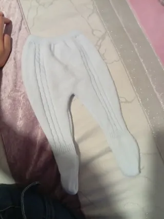 Pantalón de bebé blanco con pies