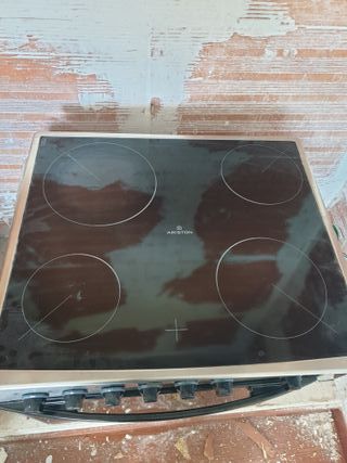 Vitrocerámica y horno Ariston