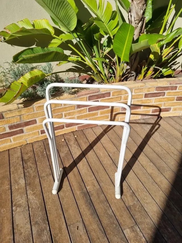 Toallero de pie blanco