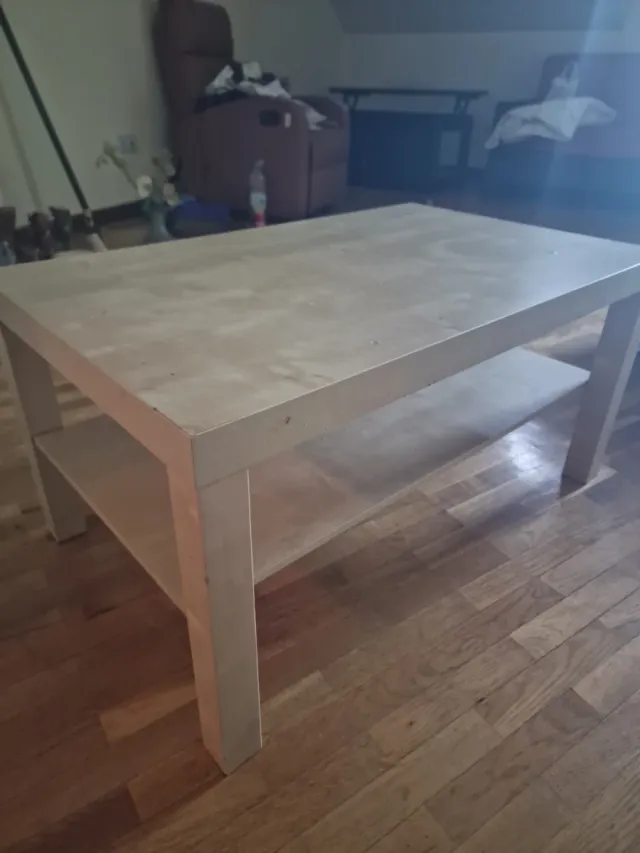Mesa de centro pequeña de madera Ikea