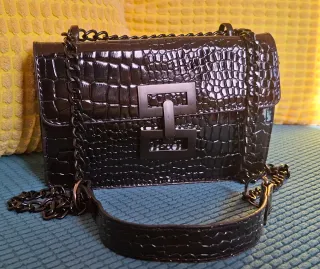 Bolso bandolera negro efecto piel