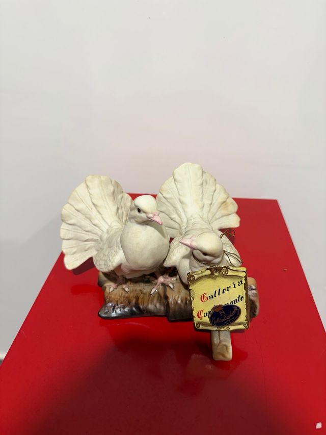 Coppia di colombe in ceramica di Capodimonte