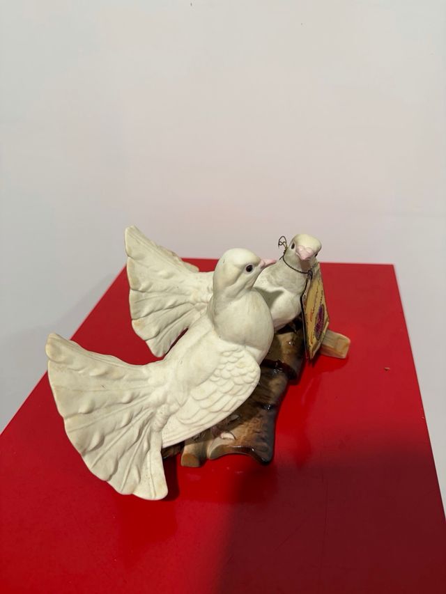 Coppia di colombe in ceramica di Capodimonte
