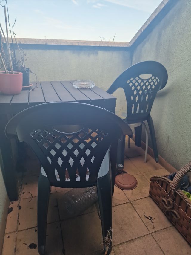 Mesita y 2 sillas de plástico