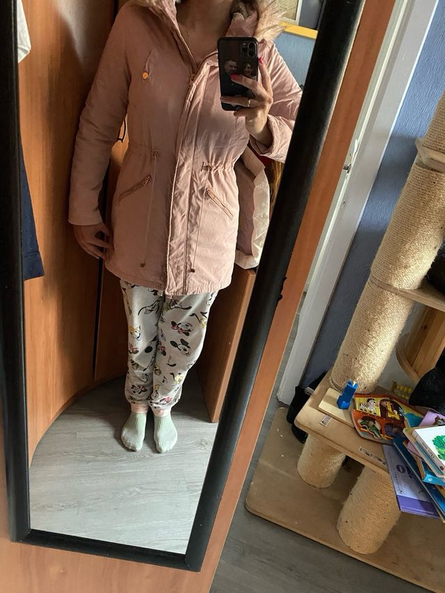 Parka rosa con capucha y pelo