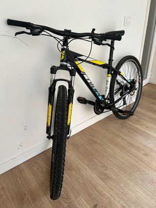 Bicicleta de Montaña Negra y Amarilla