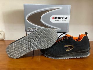 Zapatillas de trabajo COFRA negras y naranjas