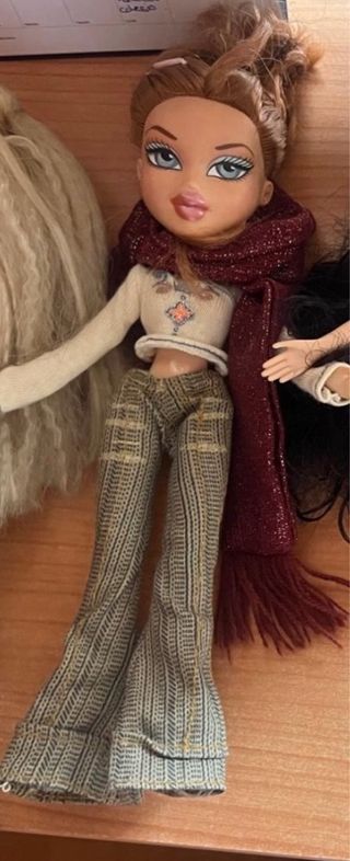 Muñeca Bratz con bufanda y pantalón estampado