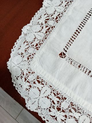 Tovaglietta cm87x68 ricamata a mano