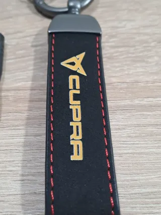 Llavero Cupra Negro con Costuras Rojas