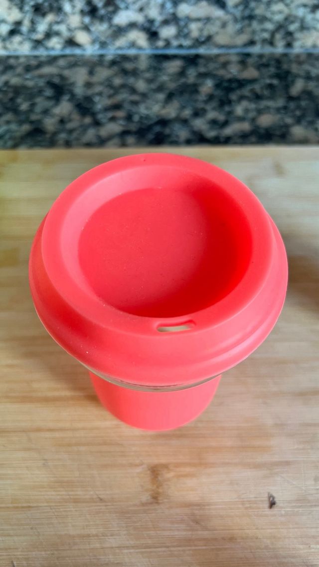 Vaso de vidrio con tapa y protector de silicona