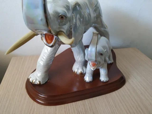 Elefante con cría de porcelana