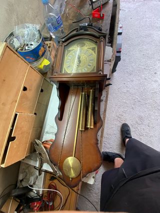 Reloj de péndulo antiguo de madera
