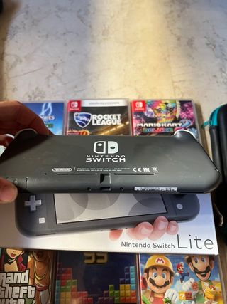 Nintendo Switch Lite + 6 giochi + custodia