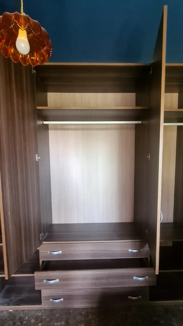 Precioso armario ropero de madera color marrón