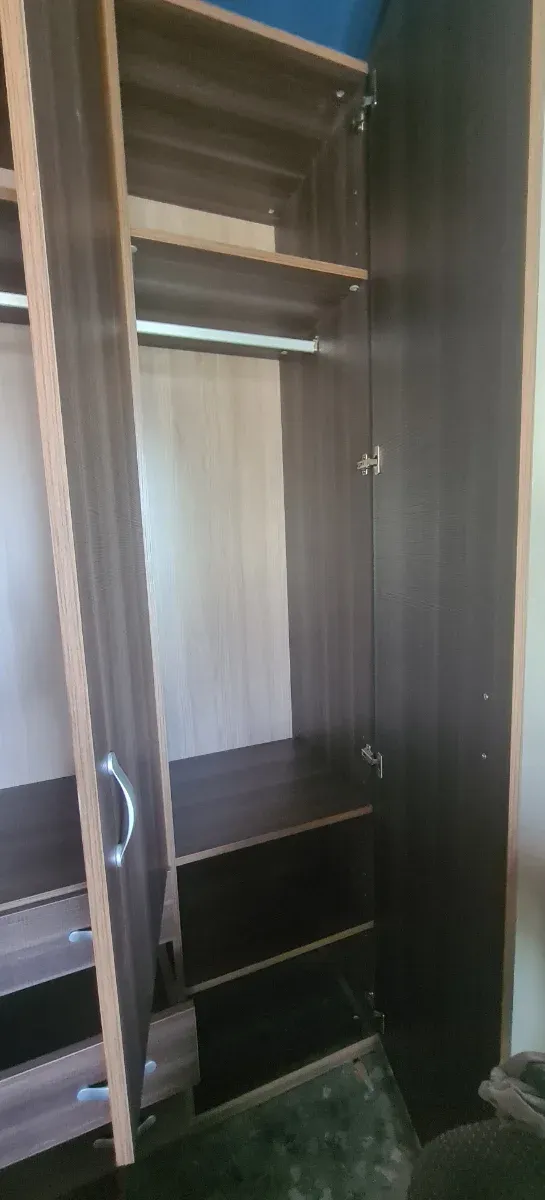 Precioso armario ropero de madera color marrón