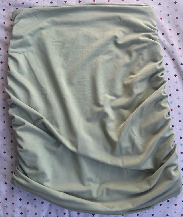 Conjunto falda y top verde.