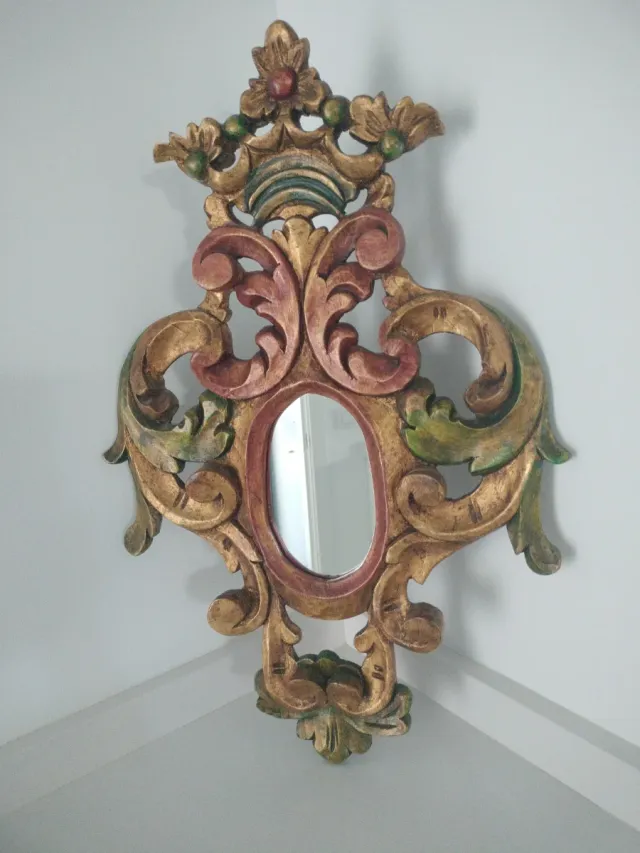 Pareja de espejos decorativos tipo cornucopia.