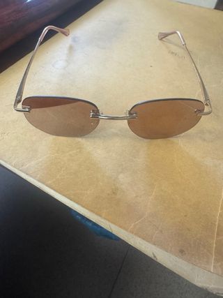 Gafas de sol marrones y doradas